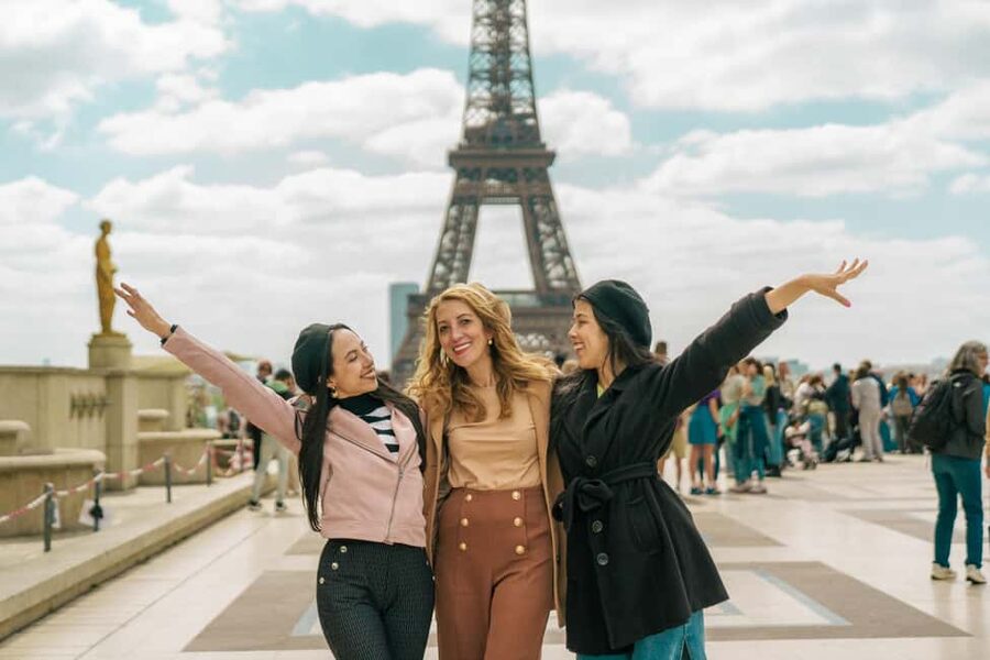 Paris: Eiffel Tower Vintage Photoshoot - Price and value: why $41 per group can make sense