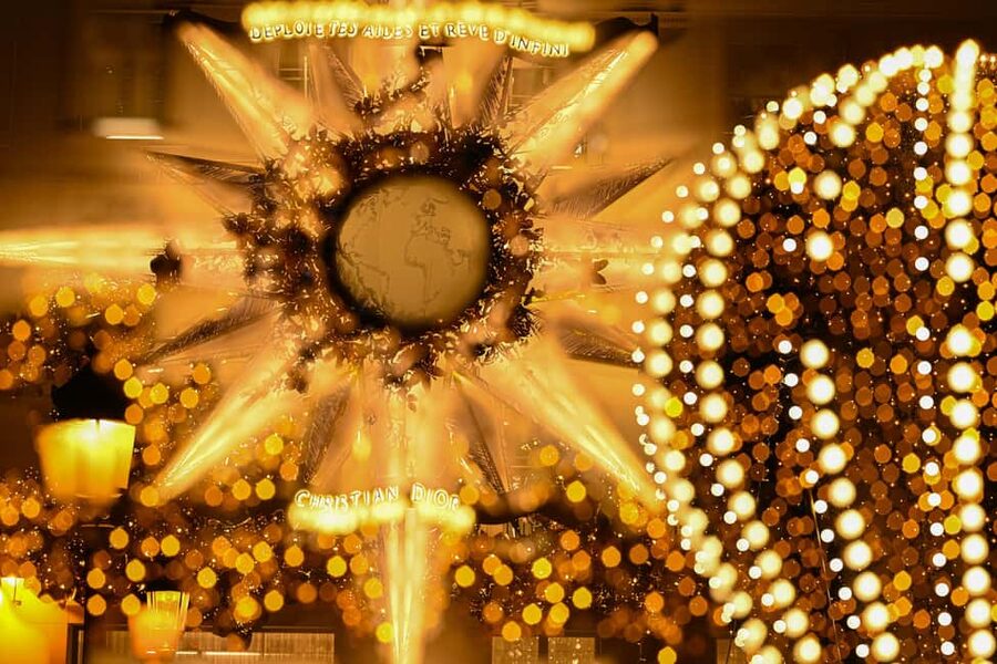 Paris: Experience the magic of Christmas on a walk with a pro photographer - The sunset photo stop at Pont de l’Alma