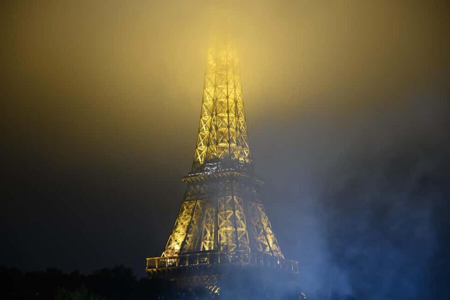 Paris: Experience the magic of Christmas on a walk with a pro photographer - The golden triangle walk through fashion and luxury