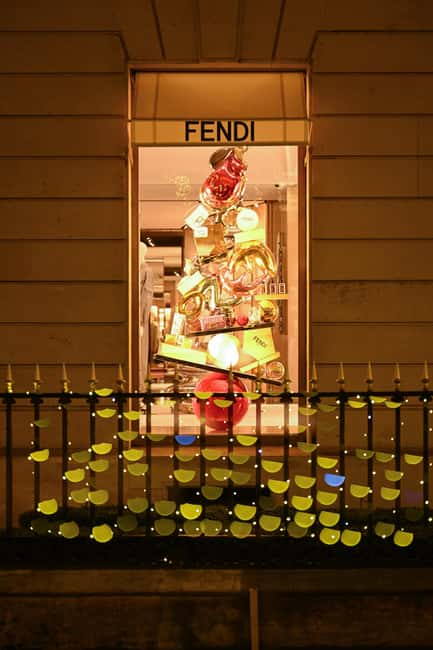 Paris: Experience the magic of Christmas on a walk with a pro photographer - What photography support actually looks like on the ground