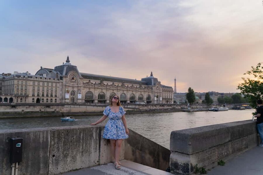 Paris: Louvre-Orsay professional photoshoot in ❤️ of Paris - Price and Value: $22 per Group Up to 4