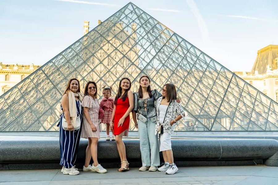 Paris: Louvre Photo Shoot - Languages, Comfort, and Real People Skills