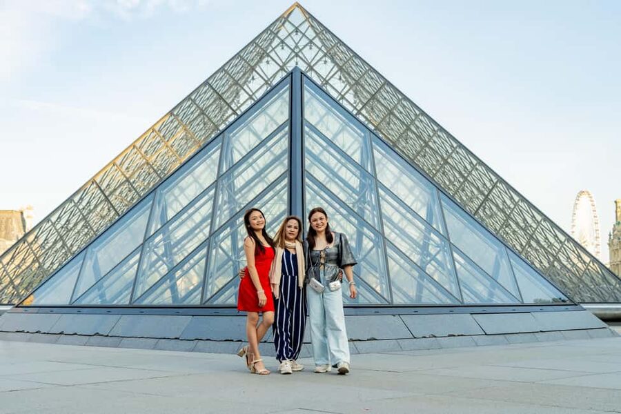 Paris: Louvre Photo Shoot - The Louvre Backdrop That Actually Works on Camera