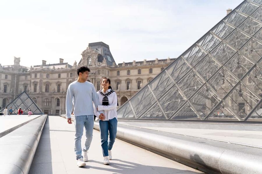 Paris: Louvre photoshoot or Seine bridges Eiffel Tower walk - How Many Photos You Get and Why “72 Hours” Matters