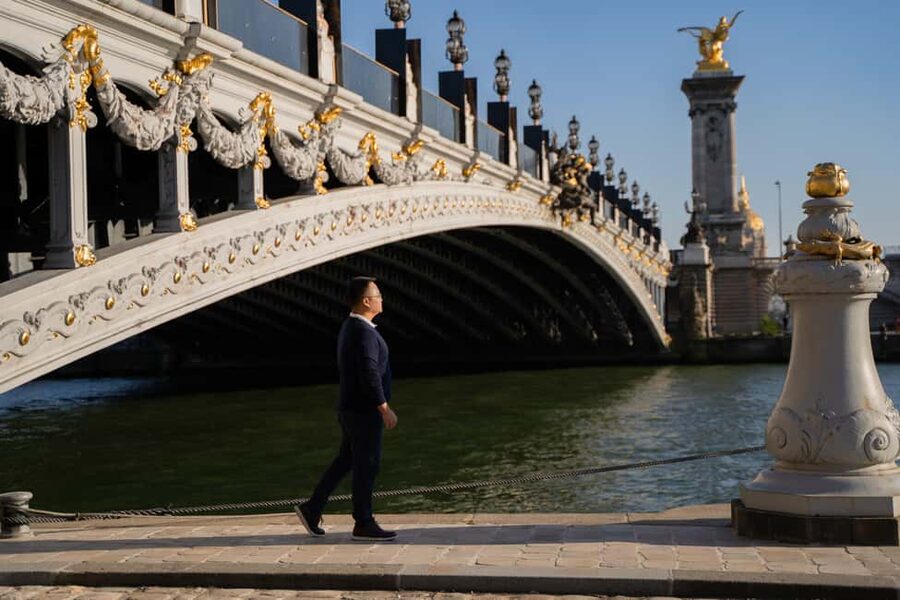 Paris: Louvre photoshoot or Seine bridges Eiffel Tower walk - Timing, Duration, and What a 15–45 Minute Shoot Actually Feels Like