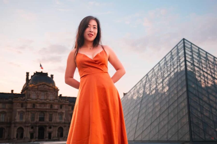 Paris: Luxury Photoshoot near the Eiffel Tower Photos in 24H - Pose coaching that makes your photos look natural
