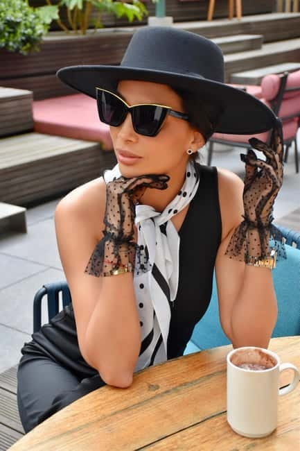 Paris: Old Money Photo Shoot with Outfits and Accessories - Café Kléber to your first shot: how the 1-hour flow feels