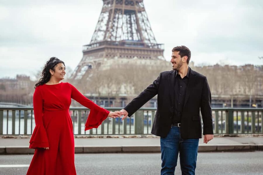 Paris photographer 1 hour near the Eiffel Tower or in Paris - Should you book this Eiffel Tower photoshoot?
