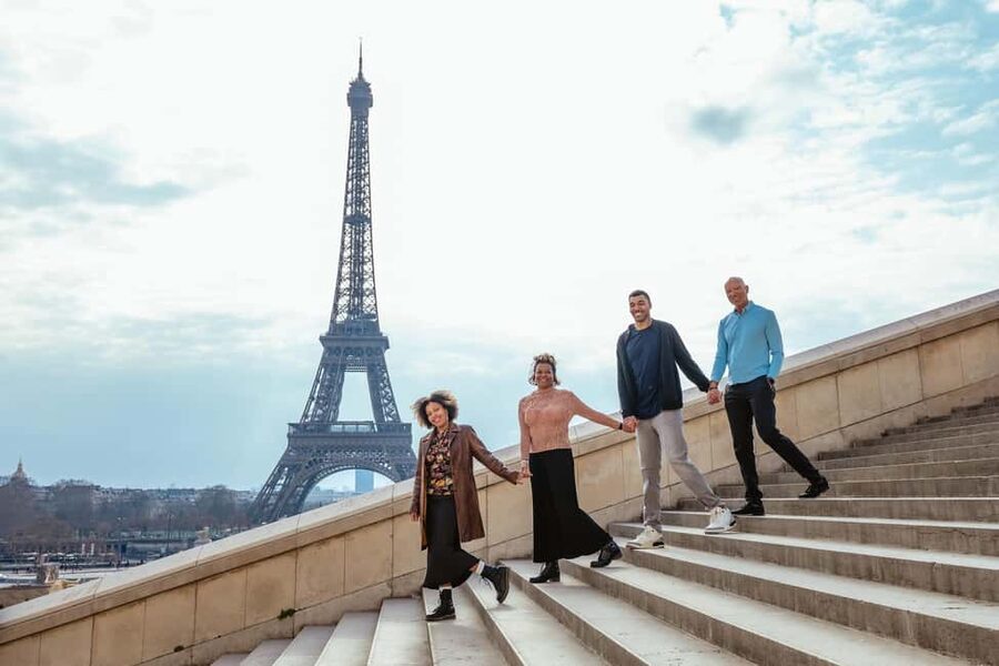 Paris photographer 1h near the Eiffel Tower or in Paris - A Private Paris Photo Session With the Eiffel Tower in Sight