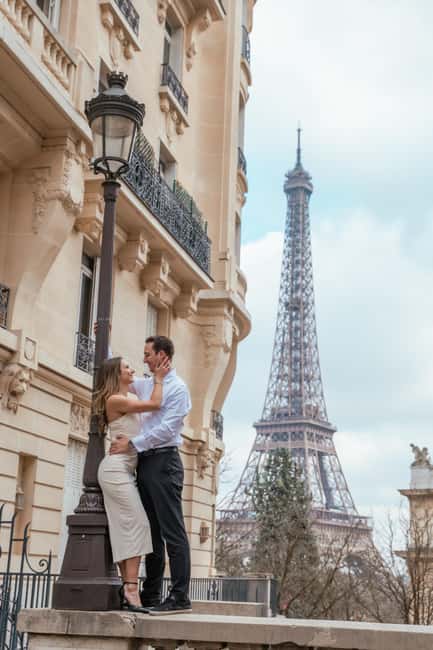 Paris photographer 1h near the Eiffel Tower or in Paris - During the Hour: Posing Tips, Friendly Direction, and Real Photo Variety