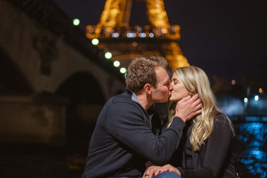 Paris photographer 1h near the Eiffel Tower or in Paris - Flexibility and Peace of Mind for Booking
