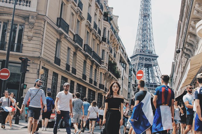 Paris Photographer: Exclusive Photoshoot with Private Car - Photo delivery that feels worth the money