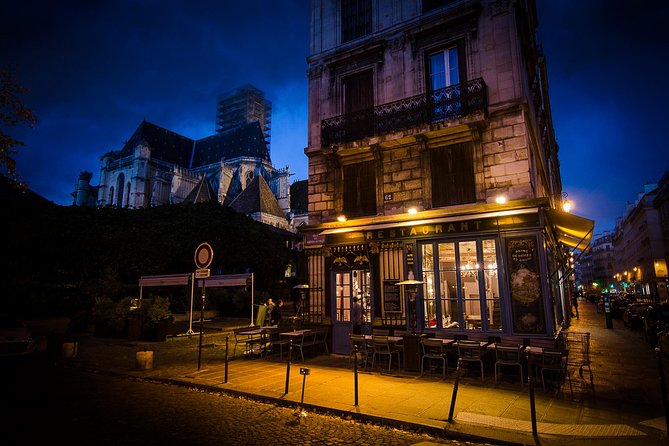 Paris Photography Masterclass - Private Photography Lesson - Louvre courtyards and the pyramid: using symmetry without getting bored