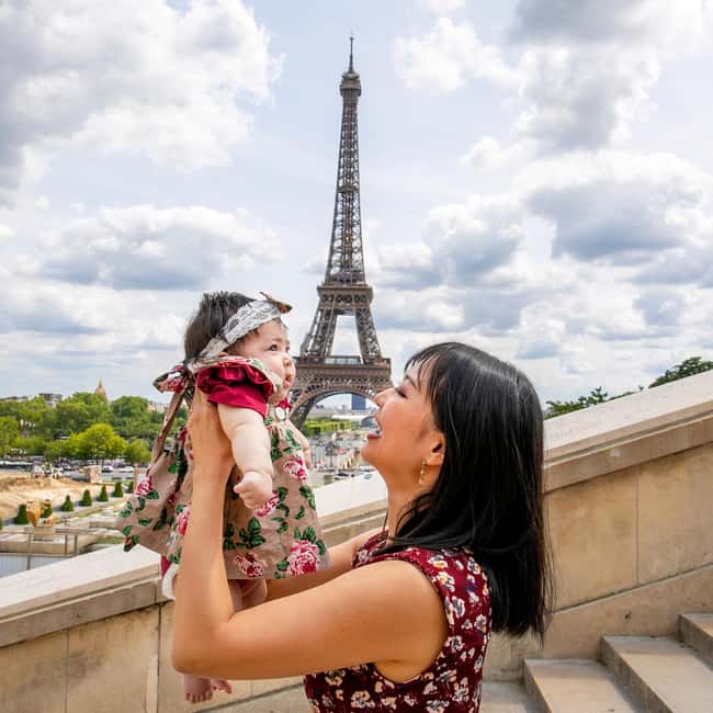 Paris: Photoshoot Around Eiffel Tower with 55 Edited Photos - Price and value for groups up to 6