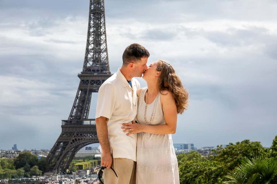 Paris: Photoshoot Around Eiffel Tower with 55 Edited Photos - Practical tips to get better photos in real life