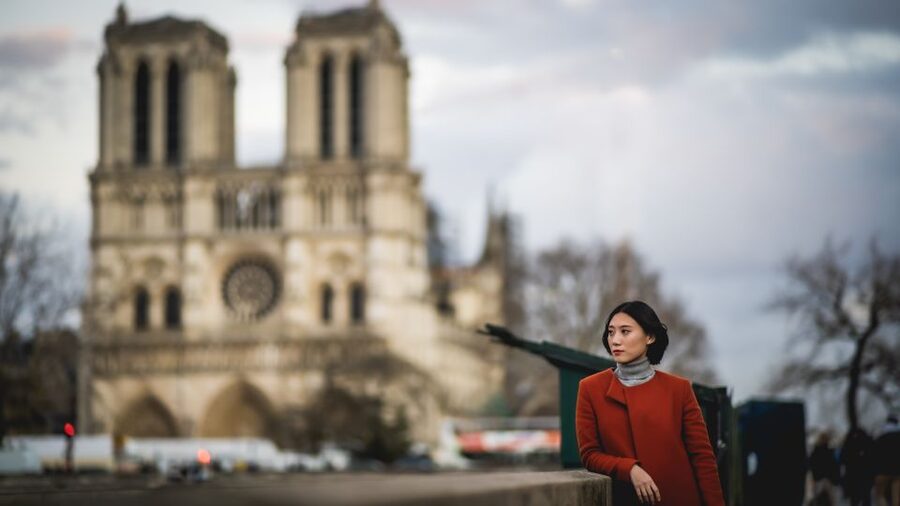 Paris: Premium Film Director Photoshoot & Natural Direction - The Bir-Hakeim start: a strong opening for Paris photos