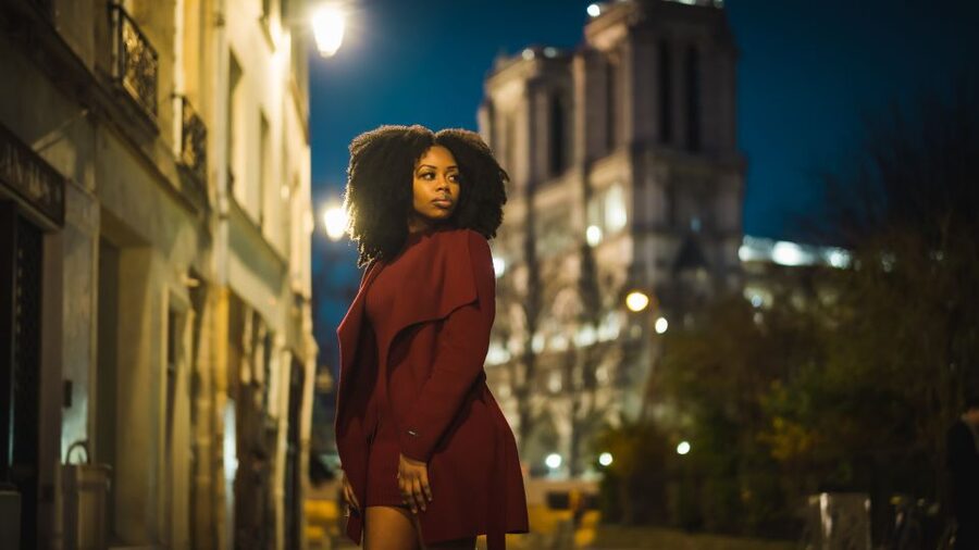 Paris: Premium Film Director Photoshoot & Natural Direction - The secret stop: why the surprise can be the best part