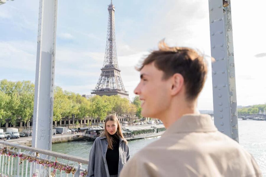 Paris: Premium Photoshoot with Iconic Eiffel Tower Views - Iconic Landmark Options: Eiffel Tower, Louvre, Arc de Triomphe, and More