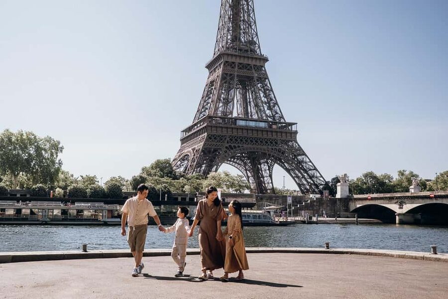 Paris: Private Eiffel Tower Photoshoot for Couples & Family - How the 1-Hour Timing Keeps It Fun (Not a Photo Marathon)