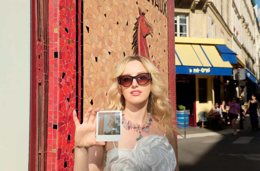 Paris: Private Marais District Photoshoot Plus 1 Polaroid - Drinks and pacing: the small touches that keep the shoot feeling relaxed