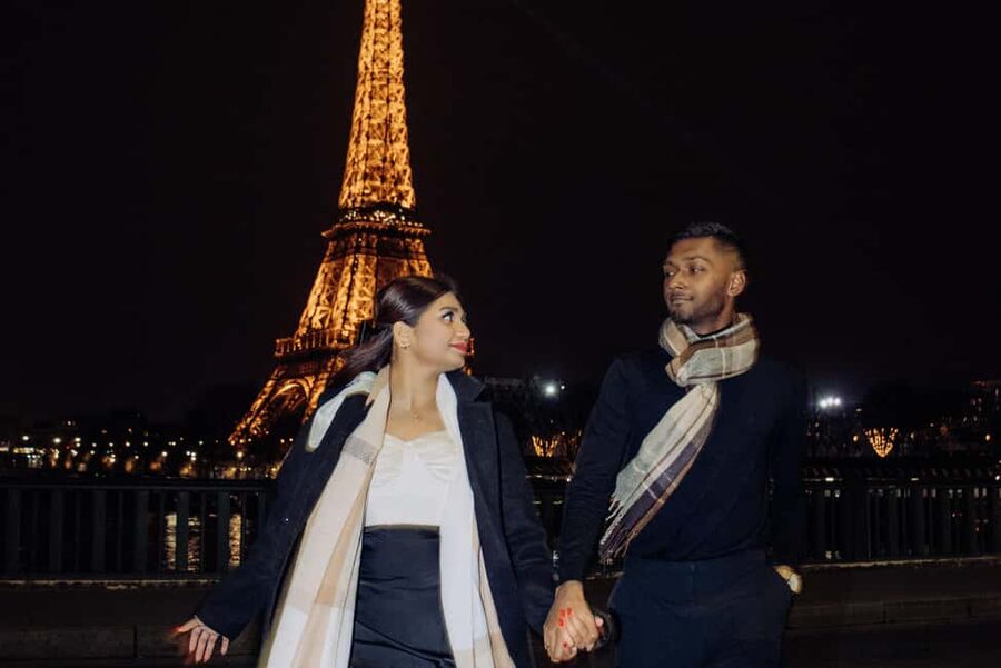 Paris: Private Photo Shoot in Two Locations - Pont de Bir-Hakeim: changing the mood for photo story depth