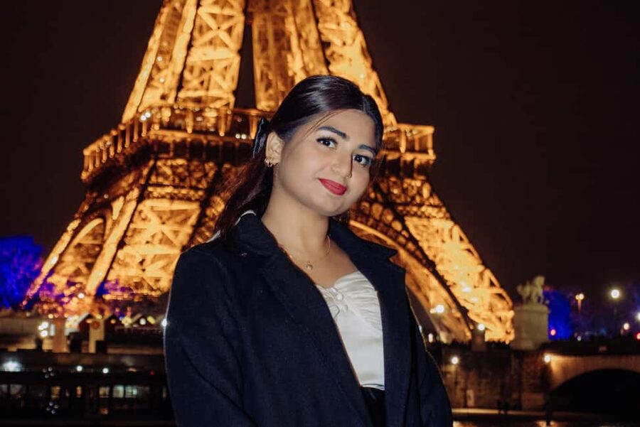 Paris: Private Photo Shoot in Two Locations - The photo delivery setup: unedited first, edits for the wow factor
