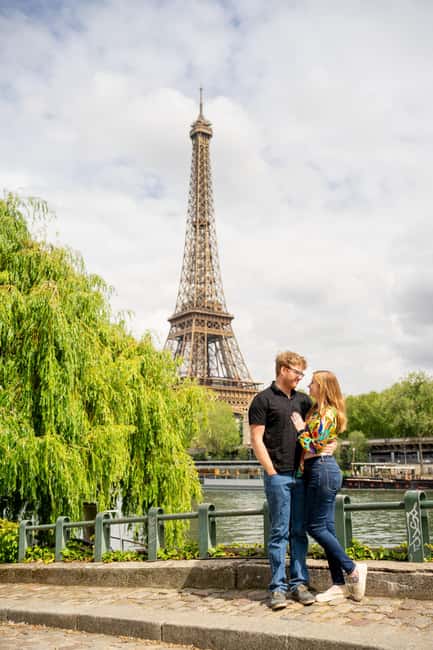 Paris: Private Photoshoot at the Eiffel Tower - Picking photos, then getting the edited results fast