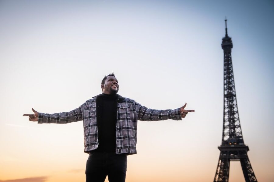 Paris: Private Photoshoot Near the Eiffel Tower - Photo Delivery: 30 Edited Photos Within 24 Hours