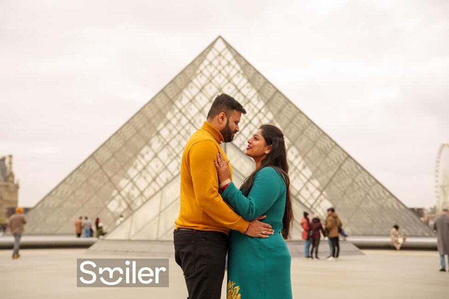 Paris: Private Photoshoot Outside the Louvre Museum - What you get: edited high-resolution images on your device