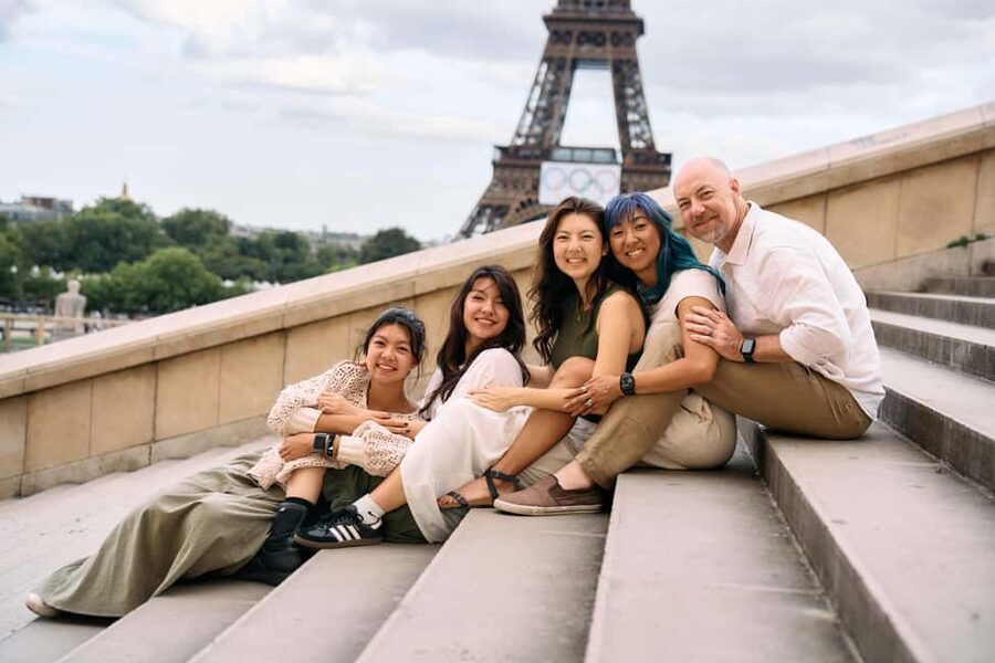 Paris: Professional Photoshoot by the Eiffel Tower - The secret stop: variety without turning it into a tour