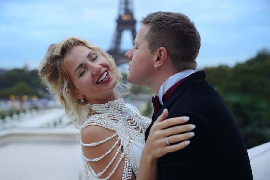 Paris: Professional Photoshoot by the Eiffel Tower - Unlimited photos plus a big-screen check means fewer regrets