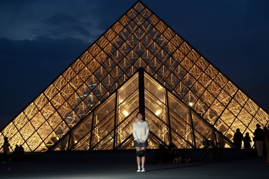 Paris: Professional Photoshoot with 300+ Photos + 1 present - 300–500 photos and same-day delivery: why this matters for your trip