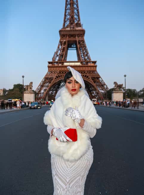 Paris: Professional Photoshoot with 300+ Photos + 1 present - The fun extras: +1 gift, secret photo, and magazine-cover potential