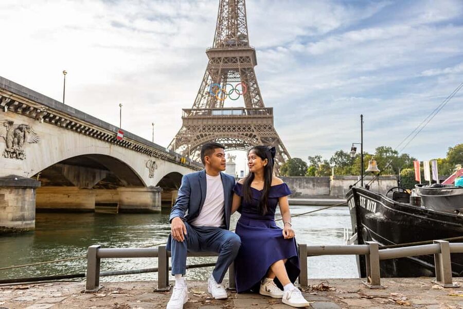 Paris: Professional Photoshoot - Meet Fraser Vincent on the bridge: what the session feels like