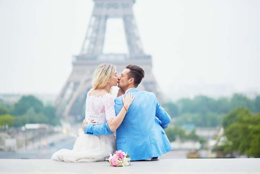 Paris: Romantic Couple Photoshoot (with flower bouquet!) - Key things you’ll notice