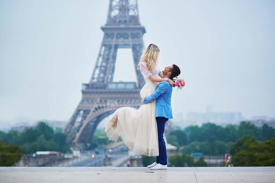 Paris: Romantic Couple Photoshoot (with flower bouquet!) - Why an Eiffel Tower photo session beats a DIY selfie