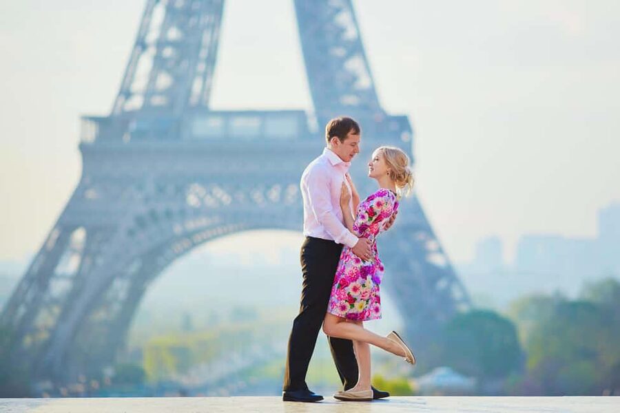Paris: Romantic Couple Photoshoot (with flower bouquet!) - Choosing your language matters more than you think