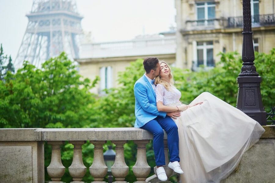 Paris: Romantic Couple Photoshoot (with flower bouquet!) - Eiffel Tower viewpoints: full-length drama and close-up emotion