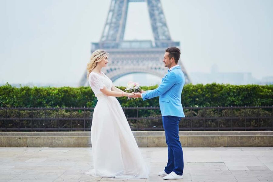 Paris: Romantic Couple Photoshoot (with flower bouquet!) - Who this couple shoot is perfect for (and who should skip it)