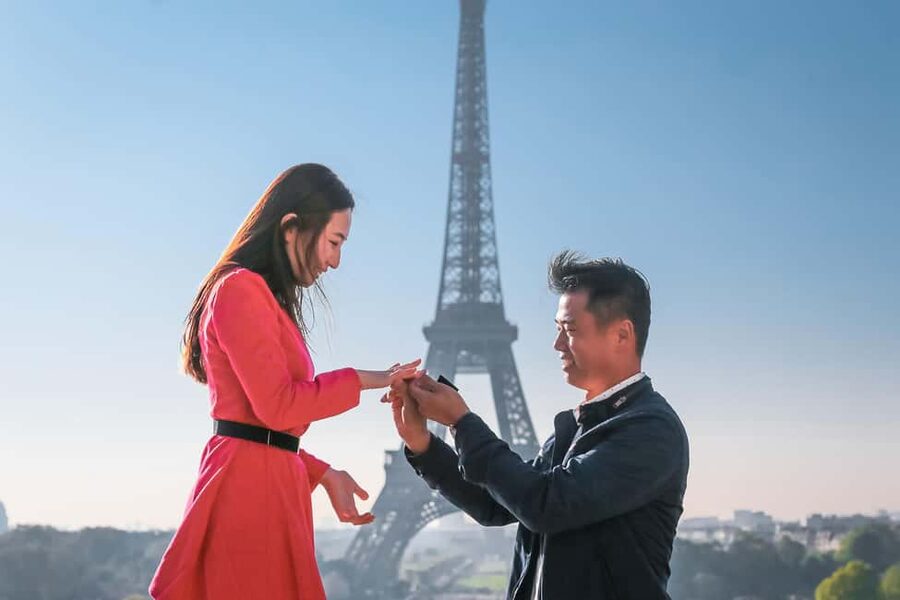 Parisian Proposal Perfection. Photography/Reels & Planning - Trocadéro Gardens photo stop: making the scene feel intimate