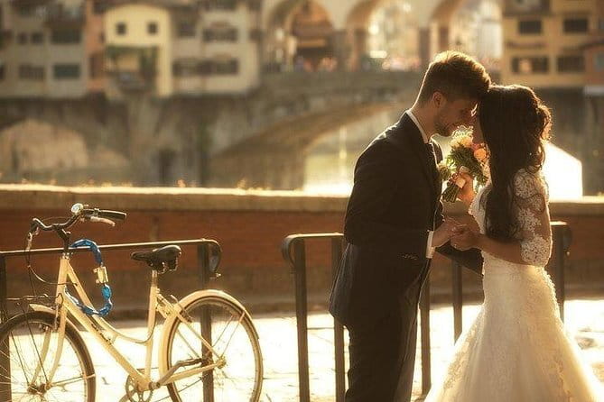 Photo Shoot in Florence with a Professional Photographer - Photo delivery: sneak peeks, retouching, and the online gallery