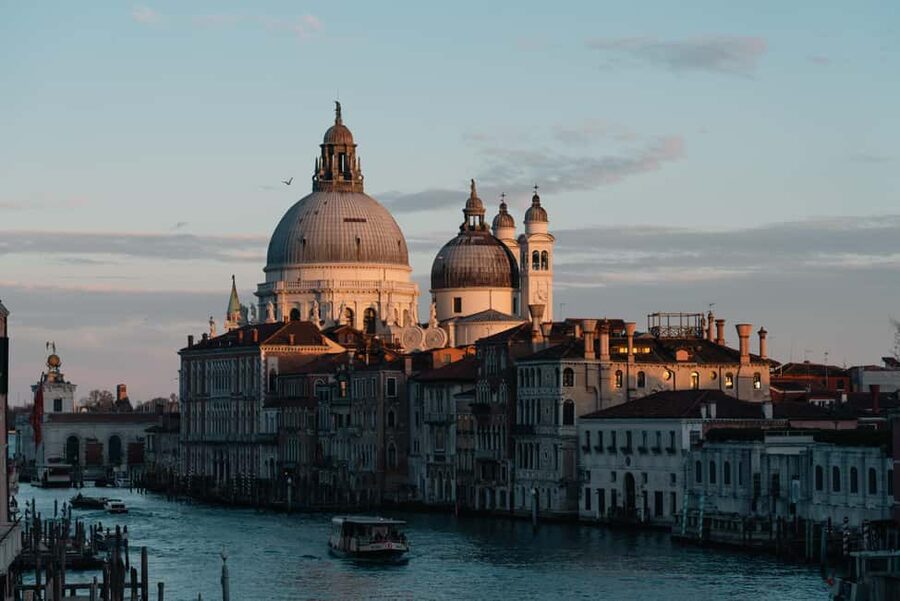 Photo workshop in Venice with a local photographer! - Meeting outside Caffe Florian: a quick start, then you’re shooting