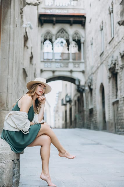Photographer in Barcelona - Old City time and a quick walk: the best backgrounds take a minute