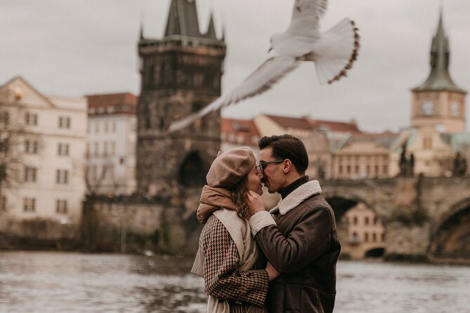 Photographer in Prague - Couple, engagement & portrait photoshoot - Malá Strana meeting point and the 7:30am start strategy