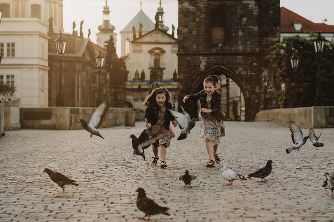 Photographer in Prague, private photoshoot - Charles Bridge: the classic shot that needs the right guidance
