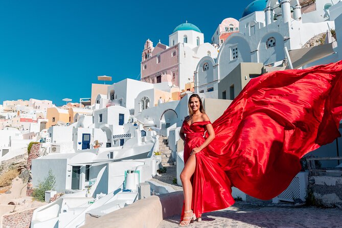 Photoshoot in Flying Dresses in Santorini - Imerovigli: variety and a calmer feel between the iconic shots