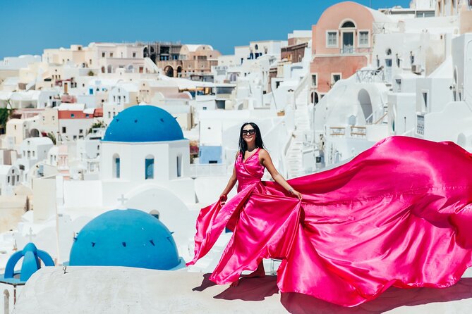 Photoshoot in Flying Dresses in Santorini - Changing without stress: the portable changing room benefit