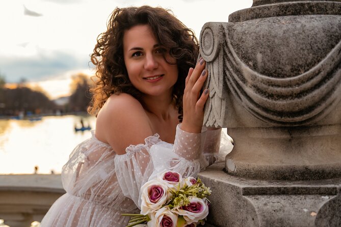 Photoshoot in Madrid - Almudena Cathedral: soft details and memorable portrait focus