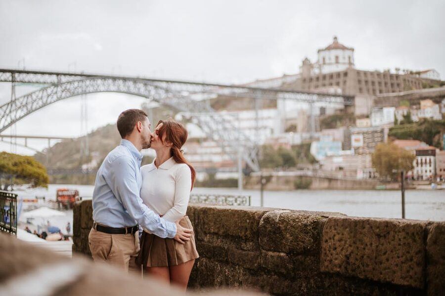 Photoshoot in Porto - Avenida dos Aliados: The Classic Backdrop for Couples
