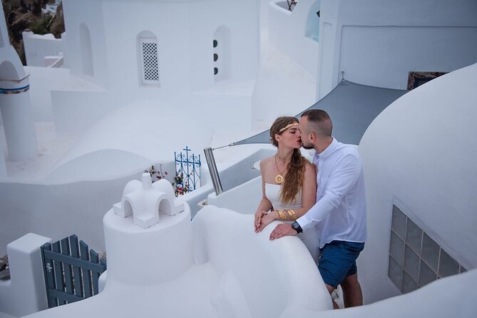 Photoshoot in Santorini Oia - Avoiding crowds without pretending crowds don’t exist